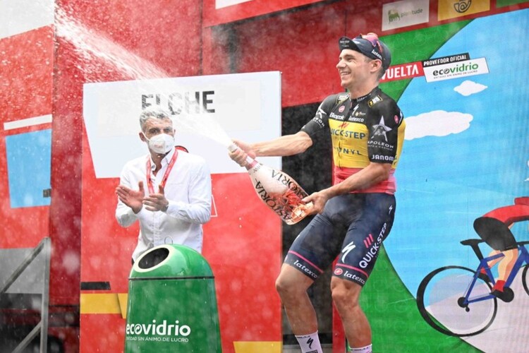 เจย์ ไวน์ฝ่าน้ำท่วมเพื่อคว้าแชมป์ Vuelta สเตจที่ 6 ขณะที่ เอเวนเพิลคว้าเสื้อแดง